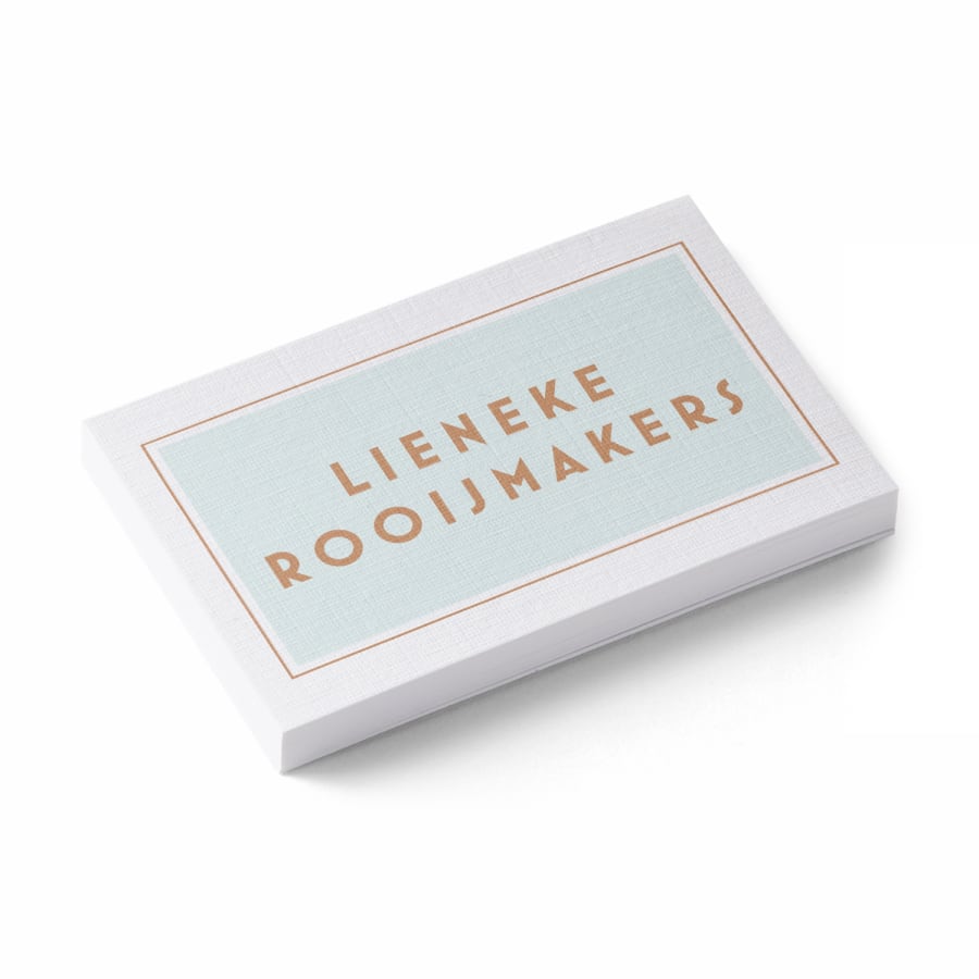 Een stapel linnen visitekaartjes voor een manager die Kiki Ramirez heet.