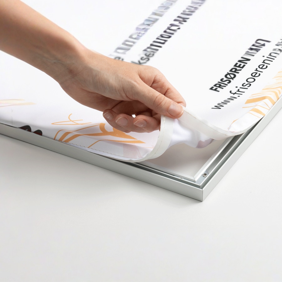 Et stoftryk tages nemt ud af sin ramme og kan udskiftes.