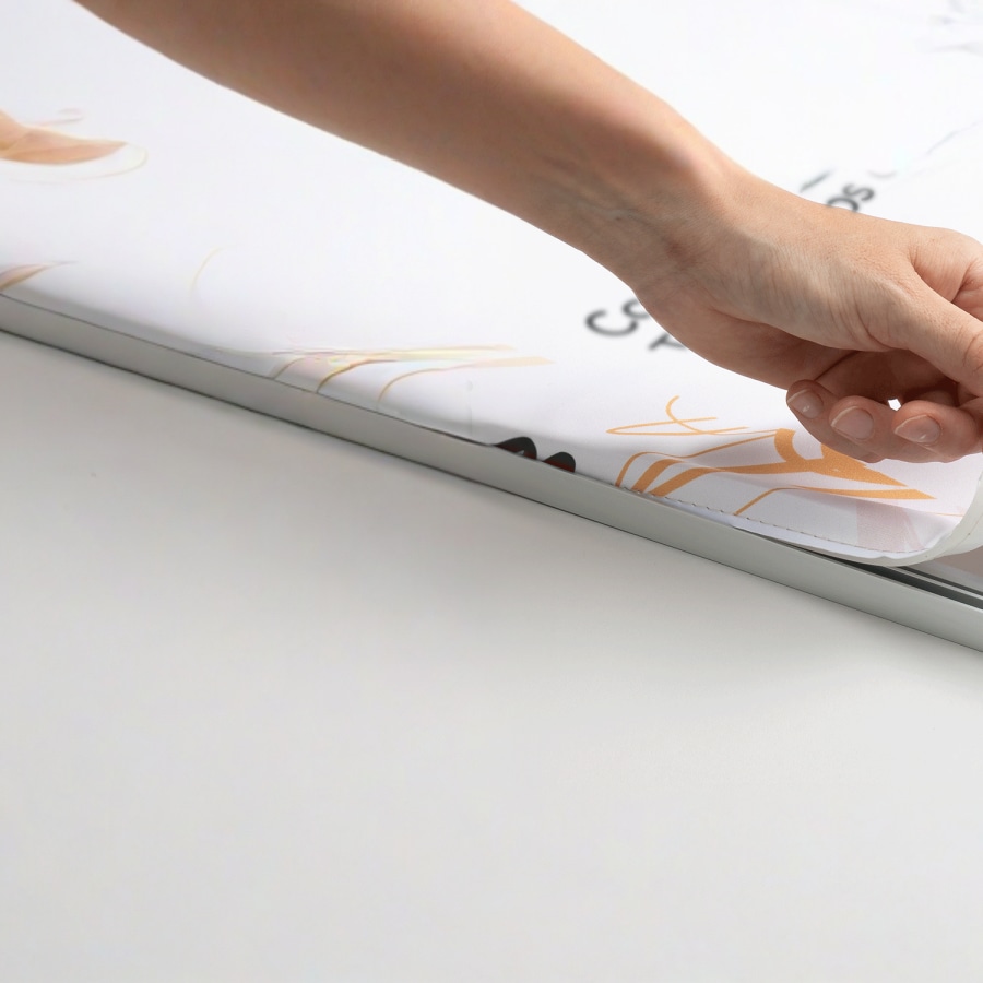 Una tela impresa que se retira fácilmente del marco, lista para ser sustituida.