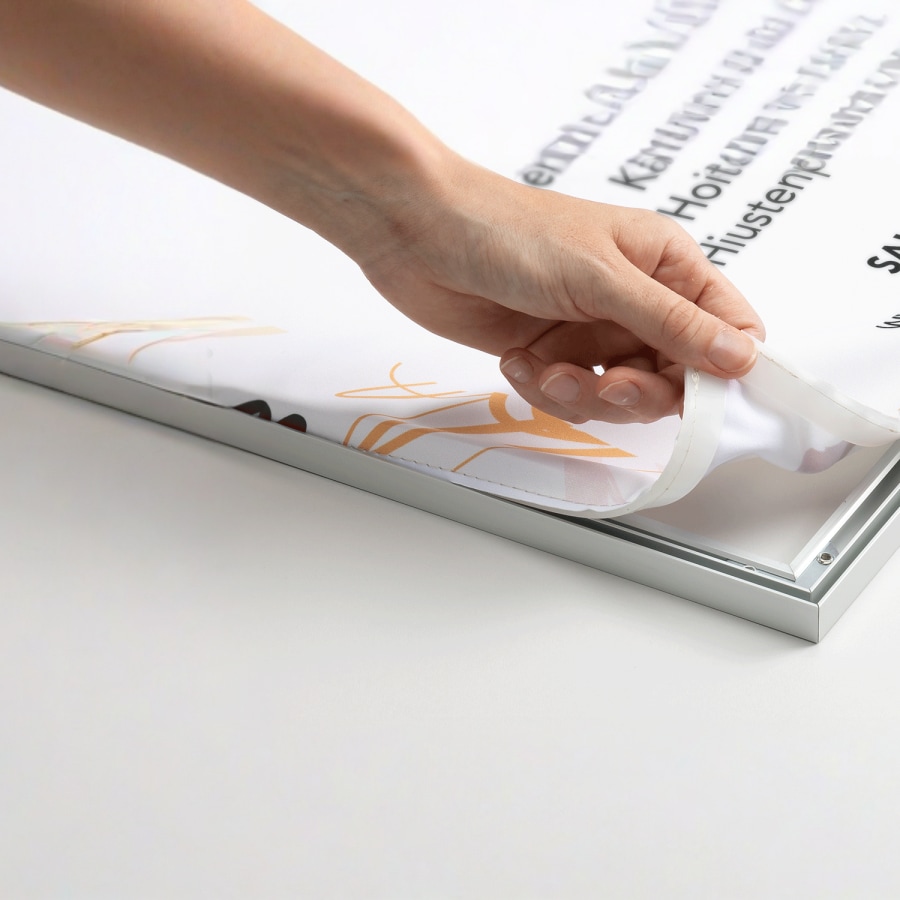 Kangasprintti on helppo irrottaa kehyksestään valmiina vaihdettavaksi.