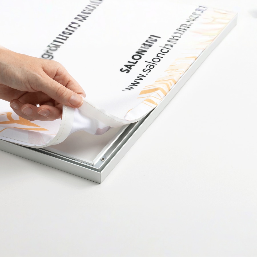 Een stoffen print die eenvoudig uit de lijst wordt gehaald, klaar om te vervangen.