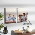 Duas telas personalizadas penduradas numa parede com fotografias de uma família na praia e uma nota a indicar que as telas estão impressas com um processo de impressão brilhante e à prova de desgaste. 