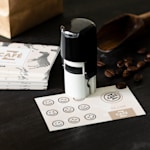 Um cartão de fidelização de um café, em que são apresentados os dois lados com um carimbo.
