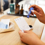 Imagem de uma mão prestes a carimbar um cartão de fidelização.