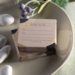 Um cartão de lembrete de marcações de um spa em bambu com formato quadrado.