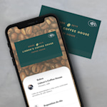 Um cartão de visita com código QR de um café apresentado em formato físico e em formato digital num telemóvel.