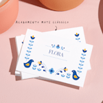 Uma pilha de cartões de visita mate com uma nota a apontar para o acabamento mate clássico.