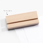 Ett träställ med skåra för fotoplattan och en lapp där det står att trästället ingår. 