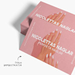 En hög visitkort bambu för en nagelsalong, med en skriven kommentar om den särskilda strukturen man får med bambu.