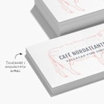 Visitkort för en fine dining-restaurang med en lapp där det står att de är gjorda av högkvalitativt bomull.