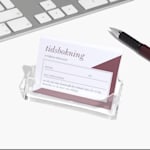 En visitkortshållare i akryl med tidbokningskort till en läkarmottagning.