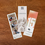 Tres marcapáginas personalizados para una librería, una consultoría y una familia. Ventajas: cientos de diseños, fácil carga de fotos, impresión nítida de fotos y logotipos, y envío gratuito en pedidos de $100 o más. 