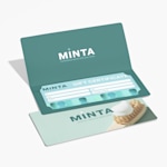 Un certificado de regalo de una empresa dental adentro de un sobre para certificados de regalo, con otro certificado de regalo abajo que muestra la parte de atrás.