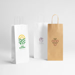 Deux sacs à vin en papier kraft blanc et un sac à vin en papier kraft marron, alignés et ornés de logos.