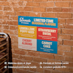 Un panneau en carton-mousse suspendu à un mur de briques.