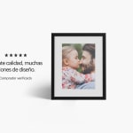 Una lámina con marco que presenta una foto de un niño y un hombre abrazándose, con una reseña que dice "Gran calidad, muchas opciones de diseño".