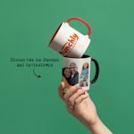 Sieben personalisierte Becher mit Designs; dazu der Hinweis, dass es für eine Fototasse (mit Text oder ohne) sieben Akzentfarben zur Auswahl gibt. 