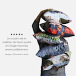 Coussin personnalisé avec monogramme H fleuri sur un fond bleu clair, idéal à offrir en cadeau.