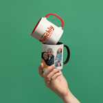 Sieben personalisierte Becher mit Designs; dazu der Hinweis, dass es für eine Fototasse (mit Text oder ohne) sieben Akzentfarben zur Auswahl gibt. 