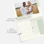Calendrier mural personnalisé avec présentation mensuelle et une photo de famille. Une note souligne que vous pouvez personnaliser le mois de début de votre calendrier et ajouter des dates spéciales.  