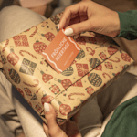 Zwei Geschenkanhänger; einer davon personalisiert mit einem Kinderbild, der andere gestaltet für ein Kosmetikunternehmen. 
