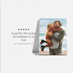 En tryckt kanvastavla med ett foto av en far och dotter på stranden samt en kundrecension: ”Superfin! Alla tycker att kvaliteten är så bra!” 