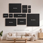 Photos sur toile pêle-mêle assorties accrochées à un mur, avec dimensions.