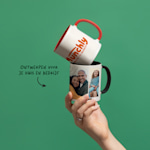 Een collectie van 7 bedrukte mokken met foto's en ontwerpen, met daarbij de opmerking dat er 8 opties voor accentkleuren beschikbaar zijn. 