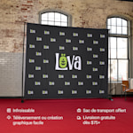 Une toile de fond personnalisée pour une entreprise. Avantages mis en avant : textile infroissable, importation de fichiers et création graphique faciles, sac de transport gratuit et livraison offerte dès 100 $ d’achats.