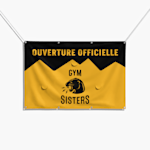 Trois banderoles en vinyle accrochées à une clôture présentent les joueurs de football d’une école secondaire avec leurs statistiques.