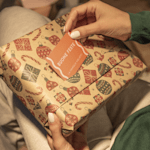 Due targhette per regali, una personalizzata con un design per bambini, l’altra per un’attività nel settore della bellezza. 