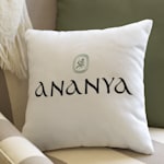 Cojín personalizado para un negocio de bienestar, ubicado en un sillón. 