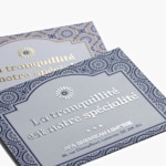 Deux cartes postales aimantées conçues pour un spa, l’une avec un effet métallisé argenté en relief et l’autre avec un effet métallisé doré en relief.