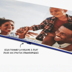 Trois livres photo posés les uns sur les autres. Le premier possède une couverture photo, le second une couverture en cuir noir et le troisième une couverture en lin. 