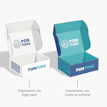 2 boîtes pour envoi postal personnalisées pour restaurant de bols poke, côte à côte. L'une présente une impression de logo et l'autre une impression sur toute la surface.