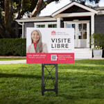 Une pancarte d’extérieur devant une maison annonçant une visite libre. Les avantages soulignés incluent les prix réduits, le matériau anti-décoloration et résistant aux intempéries, la simplicité du téléversement ainsi que l’expédition rapide et gratuite.