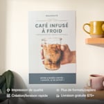 Une affiche jaune vif accrochée à un mur de briques, faisant la promotion d’une exposition d’art. Avantages mis en avant : impression éclatante, importation de fichiers facile, plus de formats et de papiers, livraison rapide et gratuite.
