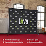 Un fondo de prensa personalizado para una empresa. Los beneficios destacados incluyen: resistente a las arrugas, puede subir su archivo fácilmente o diseñar, estuche de transporte gratis y envío gratis en pedidos de $100+. 