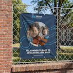 En pizzarestaurant med et mesh-banner.
