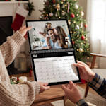 Eigener Fotokalender mit dem Bild einer Familie. Hinweise auf freie Wahl des Startmonats und Eintrag eigener Ereignisse.  