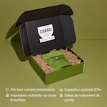 Une boîte pour envoi postal entièrement imprimée, contenant du papier plissé et un paquet de café. Parmi les avantages mis en avant : des prix imbattables, des délais de production rapides, des couleurs éclatantes à l’impression et la livraison offerte.
