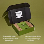 Una caja postal con impresión total, con papel triturado y una bolsa de café adentro. Los beneficios destacados incluyen: precios inigualables, tiempo de entrega líder, impresión vívida y envío gratis.