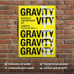 Une affiche jaune vif accrochée à un mur de briques, faisant la promotion d’une exposition d’art. Avantages mis en avant : impression éclatante, importation de fichiers facile, plus de formats et de papiers, livraison rapide et gratuite.