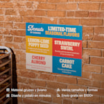 Un cartel de cartón pluma personalizado de una tienda de donas colgado en una pared. Los beneficios destacados incluyen: material grueso pero liviano, diseño y pedido en minutos, varios tamaños y formas y envío gratis en $100+. 