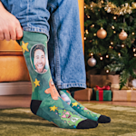 Pieds habillés de chaussettes personnalisées photo avec l’image d’un golden retriever. 