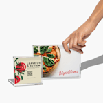 Dos soportes para carteles acrílicos transparentes que exhiben la imagen del menú de un restaurante italiano y un cartel de reseña con código QR.