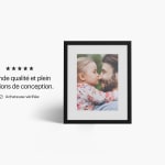 Une impression encadrée sur laquelle figure une photo d'un enfant et d'un homme s'enlaçant, avec un avis qui dit : « Excellente qualité, de nombreuses options de graphisme ».