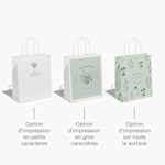 Trois sacs de fête d’un mariage dotées de motifs floraux et remplis de papier de soie couleur saumon.