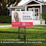 Un cartel para exteriores frente a una vivienda para anunciar una jornada de puertas abiertas. Las ventajas más destacadas incluyen nuevos precios más bajos, material resistente a la intemperie y a la decoloración, cargas fáciles y envío rápido y gratuito.