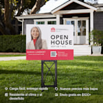 Un cartel para exteriores frente a una vivienda para anunciar una jornada de puertas abiertas. Las ventajas más destacadas incluyen nuevos precios más bajos, material resistente a la intemperie y a la decoloración, cargas fáciles y envío rápido y gratuito.